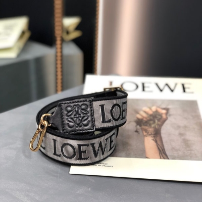 Loewe羅意威 Anagram 提花雙面刺繡肩帶 長度：1050-40mm（調節長度） 顏色：黑色 可搭配一切的包包 logo肩帶真的太好看了，一如既往的質感滿分