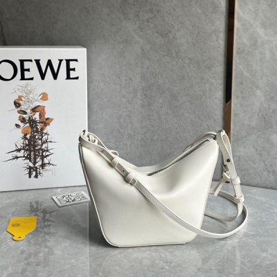 Loewe羅意威 爆款hobo 來啦 現貨秒發 新版型的hammock吊床腋下包 出道即頂流，真香！頭層牛皮質感柔軟細膩 自重輕盈 容量可觀 手提 腋下 斜挎自由切換 一上新就秒空的節奏 沖啊！size：28*17*9.5cm