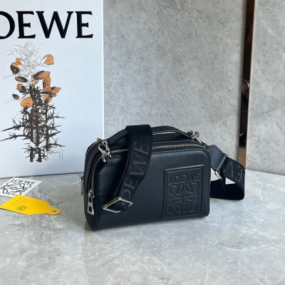 Loewe羅意威 相機包新成員來咯 現貨現貨 今年流行的橫款版型 情侶款 緞面牛皮質感滿分搭配刺繡寬肩帶 前後都有拉鍊，兩個隔層，又是一隻實用又好看的包！適合男生日常通勤 百搭女生也 Size:18X13X7cm