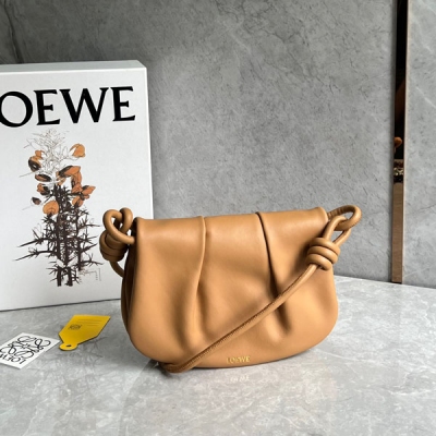 Loewe羅意威 最新系列Paseo新成員Paseo Satchel 自然隨性的褶皺 沒有一絲多餘的裝飾 自帶長短兩根肩帶 手拎、肩背、斜挎都很有范兒 高級感滿滿 清爽純欲風！自帶低調奢華感濾鏡 非常彰顯品味！size：25*17*8cm