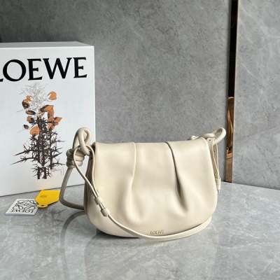 Loewe羅意威 最新系列Paseo新成員Paseo Satchel 自然隨性的褶皺 沒有一絲多餘的裝飾 自帶長短兩根肩帶 手拎、肩背、斜挎都很有范兒 高級感滿滿 清爽純欲風！自帶低調奢華感濾鏡 非常彰顯品味！size：25*17*8cm