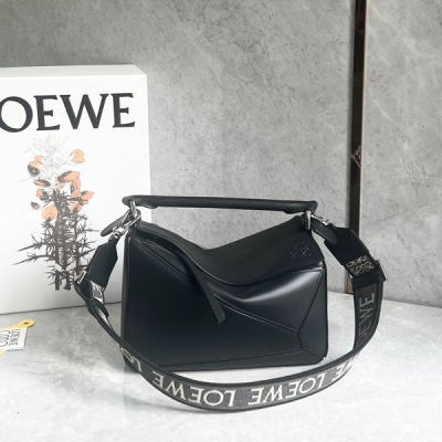 Loewe羅意威 買puzzle送肩帶 新版來咯，自頻寬帶喲 全新? 緞面牛皮Anagram刺繡肩帶 上手就可以感受的到的質感，讓你拎出去立馬奪目，經典造型配上編織提花肩帶，絕了閉眼沖