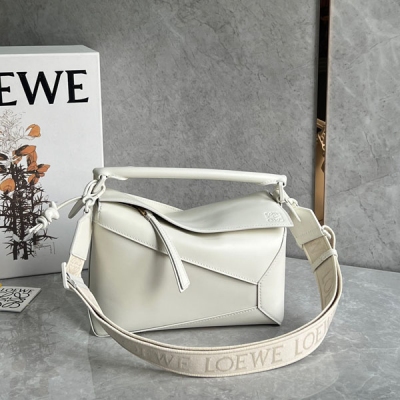 Loewe羅意威 單色釉Puzzle幾何包出貨！靈感來自中國傳統的單色釉陶瓷 完美詮釋：美到極致是自然 單色釉系列從包身到五金通體一色緞面牛皮材質光滑柔順，乾淨俐落配上辨識度極高的刺繡寬肩帶，散發著一種渾然天成的高級時髦感 配上同色系陶瓷兔