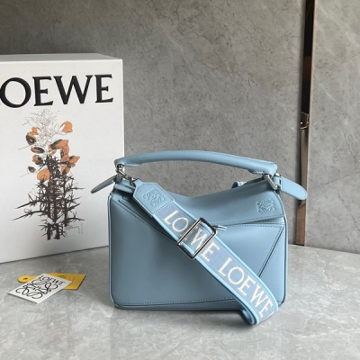 Loewe羅意威 買puzzle送肩帶 新版來咯，自頻寬帶喲 全新?PUZZLE 緞面牛皮Anagram刺繡肩帶 上手就可以感受的到的質感，讓你拎出去立馬奪目，經典造型配上編織提花肩帶，絕了閉眼沖