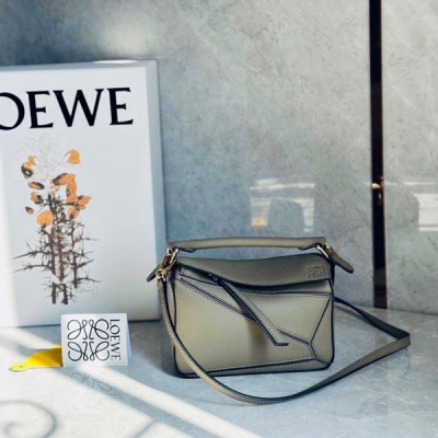 Loewe羅意威 puzzle荔枝皮家族再添一員 苔蘚綠 簡約大氣的幾何設計可甜可鹽定制荔面牛皮 棉麻內襯 mini號小身材大容量口紅，粉餅統統進來 毫無壓力哈 size:18*11*7.5cm/迷你 配包裝