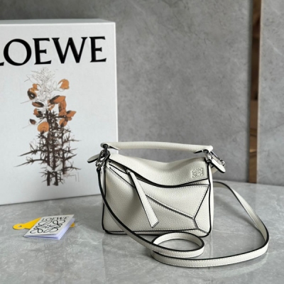 Loewe羅意威 puzzle荔枝皮家族再添一員 啊 春天的顏色呀 簡約大氣的幾何設計可甜可鹽定制荔面牛皮 棉麻內襯 mini號小身材大容量口紅，粉餅統統進來 毫無壓力哈 size:18*11*7.5cm/迷你 配包裝