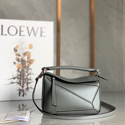 Loewe羅意威 mini Puzzle bag 專櫃同步 珍珠灰出貨這色簡直了美得不要不要的最新做法 質感超柔軟小牛皮拼接 進囗棉麻內襯，不可抗拒的尺寸，感覺更酷、更有個性，深受眾明星及網紅的青睞。mini Size :18*11*7.5