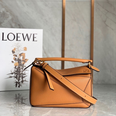 Loewe羅意威 爆款Puzzle 採用進口珠地小牛皮運用了獨特剪裁 搭配平紋拼接而成 其獨特荔枝皮紋路 讓包身整體感覺增添別樣的韻味 Size：小號24*16*10cm/中號30*12*19cm 配包裝