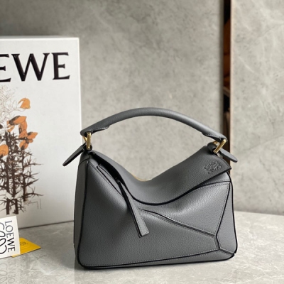 Loewe羅意威 puzzle荔枝皮家族再添一員2023瀝青灰 簡約大氣的幾何設計 可甜可鹽定制荔面牛皮 手感舒適上身氣質立馬up 立體包型還蘊藏著非凡的容量 是永遠都囤不夠的熱門單品啊size:24*10*14cm/小號 配包裝