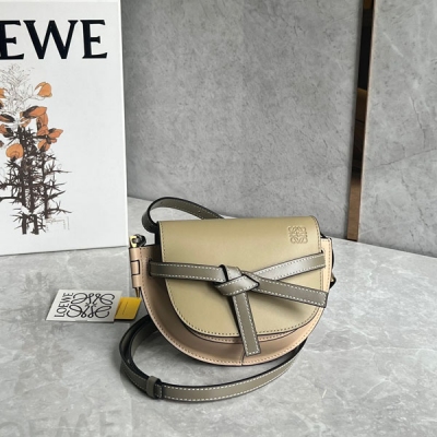 Loewe羅意威 改良版馬鞍包MiniGateDual手袋出貨絕絕子 包身採用柔軟牛皮革精製而成，可拆卸調節牛皮肩帶 單肩斜挎、腰包 胸包都非常 背上身很顯氣質 容量也非常線上 無壓力 必入款size：21*12.5*9cm 配包裝