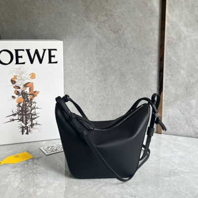 Loewe羅意威 爆款hobo 來啦 現貨秒發 新版型的hammock吊床腋下包 出道即頂流，真香！頭層牛皮質感柔軟細膩 自重輕盈 容量可觀 手提 腋下 斜挎自由切換 一上新就秒空的節奏 沖啊！size：28*17*9.5cm 配包裝