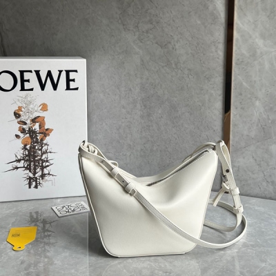 Loewe羅意威 爆款hobo 來啦 現貨秒發 新版型的hammock吊床腋下包 出道即頂流，真香！頭層牛皮質感柔軟細膩 自重輕盈 容量可觀 手提 腋下 斜挎自由切換 一上新就秒空的節奏 沖啊！size：28*17*9.5cm 配包裝