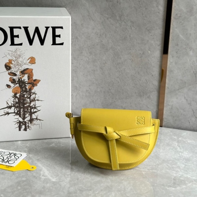 Loewe羅意威 升級版字母寛肩帶馬鞍包MiniGateDual手袋出貨絕絕子 寬肩帶簡直是靈魂之筆 賦予了gate全新的生命包身採用柔軟牛皮革精製而成，可拆卸調節牛皮提繡花肩帶 單肩斜挎、腰包 胸包都非常 背上身很顯氣質 容量也非常線上