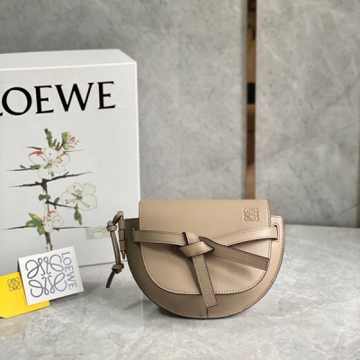 Loewe羅意威 升級版字母寛肩帶馬鞍包MiniGateDual手袋出貨絕絕子 寬肩帶簡直是靈魂之筆 賦予了gate全新的生命包身採用柔軟牛皮革精製而成，可拆卸調節牛皮提繡花肩帶 單肩斜挎、腰包 胸包都非常 背上身很顯氣質 容量也非常線上