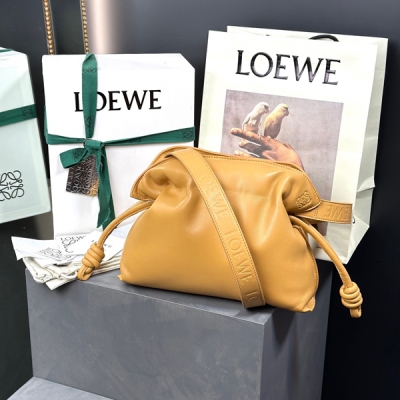 Loewe羅意威 FLAMENCO 麵包福袋 全新升級 尺寸：30*24*9cm 咖啡色 劉雯同款，束口抽繩演繹經典福袋造型，磁扣開合，細膩綿軟小羊皮定制，內置 鵝絨填充物。軟糯可愛的小福袋 軟敷敷手感超級好，時髦又舒適！可以單肩或者斜挎背