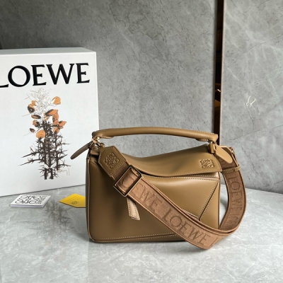 Loewe羅意威 新版來咯，自頻寬帶喲 全新? PUZZLE 緞面牛皮Anagram刺繡肩帶 上手就可以感受的到的質感，讓你拎出去立馬奪目，經典造型配上編織提花肩帶，絕了閉眼沖 size：24*14*10cm 買puzzle送肩帶