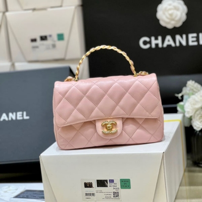 Chanel香奈兒 2023S 春夏系列 大爆款 CF手柄大mini CF大mini一直都是熱門款式！加個手柄更是搶爆頭 實物太驚豔了，非常時尚漂亮 實用性強，大手機也可以放！手提斜挎通通都可以哦 獨家原廠方框油臘羊皮 4023尺寸21*1