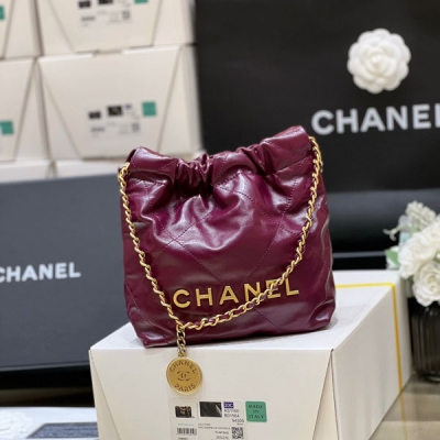 Chanel香奈兒 2023S 春夏系列 大爆款 mini 22 bag 作為全球搶購的大爆款！無疑又是溢價款！非常難買！23s這只mini 22真的是太好看了 上身太好搭配了，容量也超級大 手拎斜挎都可以 經典耐看 獨家原廠方框油臘牛皮