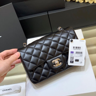 Chanel香奈兒 全新至尊版本 純原廠CF大mini 經典款之Classic flap bag 皮料：歐洲原廠GR正品羊皮 五金：義大利進口24k鍍厚金鋼鎖 貨源稀少，經常容易斷貨 整個包的手感與真品完美達成一致 尺寸20cm