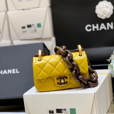 Chanel香奈兒 2023A 高級手工坊系列 達卡桃木cf 大mini包 以非洲達卡為創作靈感的木質鏈條大mini包 收藏家系列！實物真的超級特別 整條鏈條都是桃木材質，自重非常輕巧 上身無敵酷，大愛了 還可以放大手機 原廠方框小羊皮 1