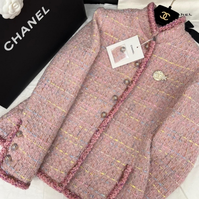 Chanel香奈兒 2024C 編織立領外套 藕粉色 極具名媛氣質！全新紡織彩色紗線立體花尼面料 立領中排扣設計增添了幾分率性 搭配牛仔褲青春有活力 下擺開衩會更顯腰部的纖細 搭配連衣裙也非常精緻優雅 贈送胸針防塵袋SML