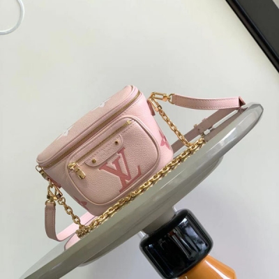 LV路易威登 M82208 M82347 本款 Mini Bumbag 手袋來自 LV Gradient 系列，為 Monogram Empreinte 皮革的 Monogram 壓紋渲染漸變盛夏色彩。潮流構型