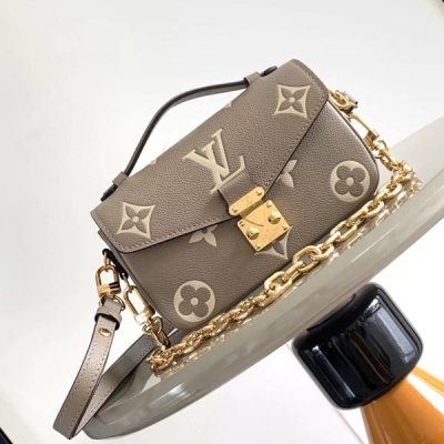 LV路易威登 M45661 M45653手袋最新來襲 本款 Onthego mini購物包將 Monogram 大圖案將展示得淋漓盡致 ，大字母壓印於柔軟粒面牛皮，其充裕內裡可容納筆記型電腦及其他辦公用品，長短