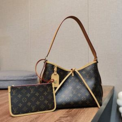 LV路易威登 M46203老花 CARRYALL 手袋 靈感源自檔案館的復古細節，尤其值得稱道的莫過於可脫卸式拉鍊手包，它既可單獨作為一隻精緻手拿包使用，亦可作為額外的口袋。 明快的內襯色調為 Monogram