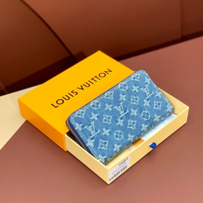 LV路易威登 LOUIS VUITTON LV路易威登 M82958 藍色牛仔！單拉鍊錢包系列 Zippy拉鍊錢夾 這款拉鍊錢包 以Monogram提花牛仔布重新演繹，採用編織技術重新演繹路易威登標誌性的Monogram Dld圖案，並打造