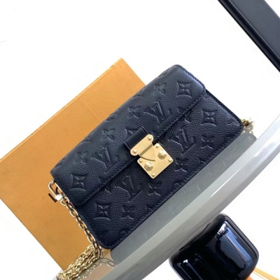 LV路易威登 M82637 M82836 鏈條包系列 Wallet On Chain Metis 鏈條手袋 取材粒面 Mjs Monogram Empreinte 皮革，上面壓印品牌 Monogram 圖案。外