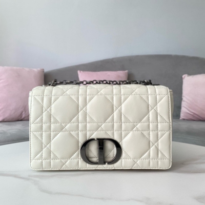 Dior迪奧 新品 大號DIOR CARO 手袋 白色牛皮革絎縫超大藤格紋 這款 Dior Caro 手袋結合典雅氣質與現代風範。採用白色牛皮革精心製作，搭配原創的絎縫效果超大藤格紋緝麵線，別具一格。翻蓋飾以金屬覆層旋鈕式“CD”扣環，靈感