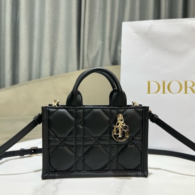 Dior迪奧 BOOK TOTE MINI（附肩帶）這款迷你手袋由瑪麗亞?嘉茜婭?蔻麗 (Maria Grazia Chiuri) 精心設計，豐富了經典的 Book Tote 系列。採用牛皮革精心製作，飾以經典的超大藤格紋緝麵線，搭配淺金色