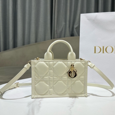 Dior迪奧 BOOK TOTE MINI（附肩帶）這款迷你手袋由瑪麗亞?嘉茜婭?蔻麗 (Maria Grazia Chiuri) 精心設計，豐富了經典的 Book Tote 系列。採用牛皮革精心製作，飾以經典的超大藤格紋緝麵線，搭配淺金色