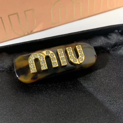 Miu Miu 新品 與著名藝術二人組合娜塔莉和漢斯的合作，創作出這系列充滿好奇和奇妙觸感的飾品。