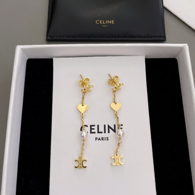 Celine 愛心凱旋門長耳釘，極簡設計超級簡約高級！愛了愛了配包裝！任你自由靈魂搭配，極簡ins風格的feel，讓人挪不開眼，日常搭配出場率賊高！配件均是CNC上機分件做的，凱旋門標誌線條乾淨俐落，刻字清晰，縫隙乾淨沒有半點麻點，高級感滿