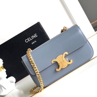 Celine 2024S 新品 小號亮澤牛皮革鏈條包 新的金屬鏈條腋下包也很絕 搭配標誌性復古凱旋門鎖扣 貴氣十足 精緻感滿分 又酷又颯 可甜可鹽 容量也不小 手機口紅氣墊鑰匙通通可以放 牛皮革搭配羊皮革襯裡，肩背，搭配全鋼TRIOMPHE