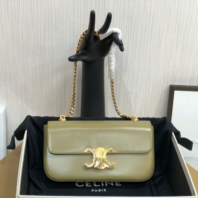 Celine 2024新品 小號亮澤牛皮革鏈條包 金屬鏈條腋下包也很絕 搭配標誌性復古凱旋門鎖扣 貴氣十足 精緻感滿分 又酷又颯 可甜可鹽 容量也不小 手機口紅氣墊鑰匙通通可以放 牛皮革搭配羊皮革襯裡，肩背，搭配TRIOMPHE 金色鏈條