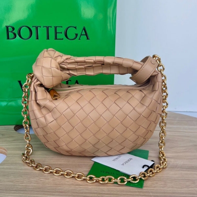 BV Bottega Veneta 早秋新款 JODIE 鏈條新版 709562 該牌子最熱門的 jodie 在原有手拎的基礎上增加了更女性優美的鏈條編織羊皮手感柔軟 飽滿圓潤的造型一直很受歡迎 新版最吸引的地方就是加入了可拆卸的金屬鏈條點