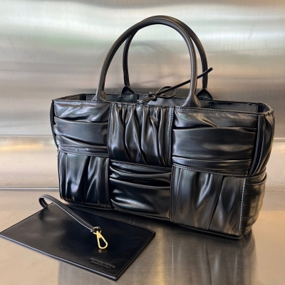 BV Bottega Veneta 2023新款來襲729043 小號 Arco 褶皺款，將品牌經典intercciato 皮革編織設計放大，加褶皺小細節 果然秀款不會讓人失望，包身由牛皮製成 手感柔軟細膩 容量特大 輕鬆放下大手機，褶皺的