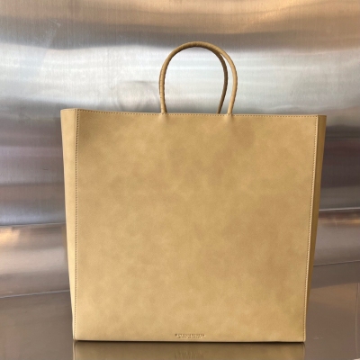 BV Bottega Veneta 2023早秋新品Brown Bag. 將極簡做到一通到底 濃濃的復古味 直接把氛圍感拉滿！包身立體有型 小牛皮打造完美質感 適合慵懶舒適的生活呀 尺寸：32.5x32x17.8