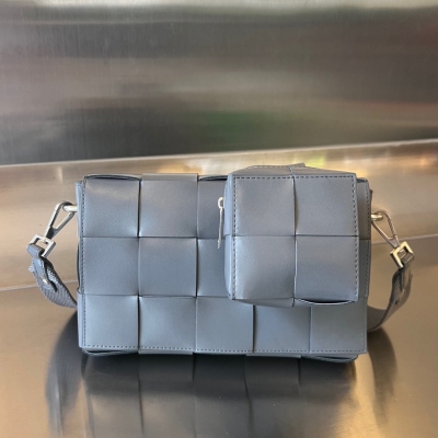 BV Bottega Veneta 葆蝶家 新品男女同款二合一 二合一的包型非常實用又有特點！很酷的中性設計 情侶互背很 採用牛皮製成 夠扎實也夠柔軟，立體又不會死板 超級好搭的斜挎包！一包兩用，肩帶上搭配的小包可以拆卸單獨搭配使用，精緻且