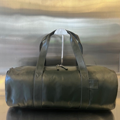 BV Bottega Veneta 葆蝶家出健身包啦，運動季必入單品，日常健身 出行 旅行都可隨心駕馭！油蠟牛皮製成，光澤感強 質感細膩柔軟 肩帶隨意調節斜挎/單肩/手提，男女皆可 容量很大 足夠放下運動時的所有裝備，外出旅行搭配拉杆箱 油