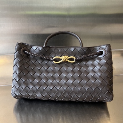 BV Bottega Veneta 新品橫款Andiamo手袋 眾多明星同款 754990 經典的全身皮革編織搭配金色繩結扣 夠沉穩也夠瀟灑 整體皆由Nappa羊皮革製成 舒適柔軟且富有動感 可滑動的金屬繩結扣可以調整肩帶，單肩/手伶/斜挎