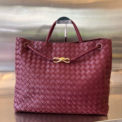 BV Bottega Veneta 2024春夏新款Andiamo手袋 眾多明星同款 經典的全身皮革編織搭配金色繩結扣 夠沉穩也夠瀟灑 整體皆由Nappa羊皮革製成 舒適柔軟且富有動感 可滑動的金屬繩結扣可以調整肩帶，單肩/手伶/斜挎 多種