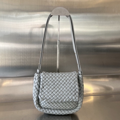 BV Bottega Veneta 秋冬新品Mini COBBLE 肩背包 經典的細編織回歸啦！ 回味不一樣的風格和回憶 同樣採用標誌性的intrecciato編織皮革工藝以及柔軟的小羊皮製成，設計風格簡約，優雅 俐落 凹顯極具格調的設計巧