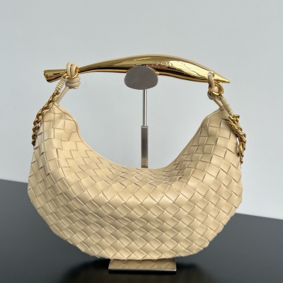 BV Bottega Veneta 2024早春新品 鏈條SARDINE 升級版鏈條肩帶 別致又高級，展現出都市女性的時尚品味！金屬的把手和經典編織結合在一起 藝術感和優雅時髦完美融合 通過精美的工藝 鑄造全新的沙丁魚造型手柄，黃銅材質畫龍