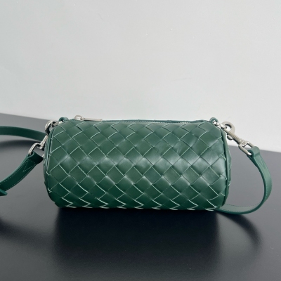 BV Bottega Veneta 2024新品 mini intrecciato編織Barrel圓筒包來了 經典的編織皮革斜挎包 配有可調節可拆卸背帶和金屬Ｄ形環 包身是牛皮革材質 村裡採用帆布搭配 單隔層 拉鍊開合 與圓筒的包型結合在一