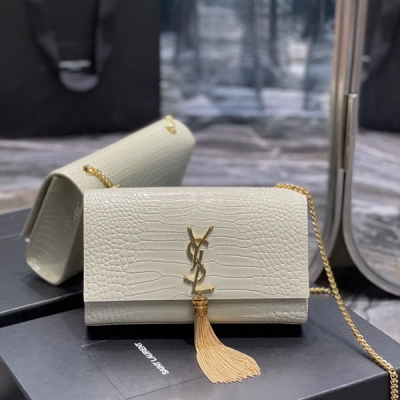 YSL聖羅蘭Yves Saint Laurent 模擬度極高鱷魚紋，根本你都分不出是鱷魚紋還是鱷魚皮，看清楚皮紋哦，這是專櫃剛出的皮紋哦不同以前的皮紋，而且軟來又不是硬邦邦的那種，好皮胚壓出來的效果還是嗷嗷的。型號：377829小鱷 尺