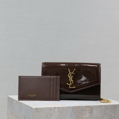 YSL聖羅蘭Yves Saint Laurent UPTOWN迷你信封包 最經典的標誌性金屬Logo，搭配可拆卸鏈條肩背帶，直接當手包！此款還配有一個小卡包，可以放4/5張卡片沒問題！義大利進口牛皮，肩帶48cm！雖然小確能裝3部Plu