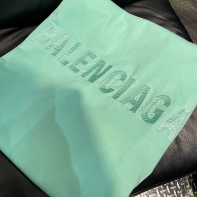 Balenciaga巴黎世家 經典logo刺繡T，每年都會有的經典logo刺繡，棉線大logo刺繡很精緻，今年的新色馬卡龍超級正，上身青春活力，實力打光板很顯白。寬鬆版型，時髦休閒，超有範的。雙紗精棉面料，挺闊有型，SML